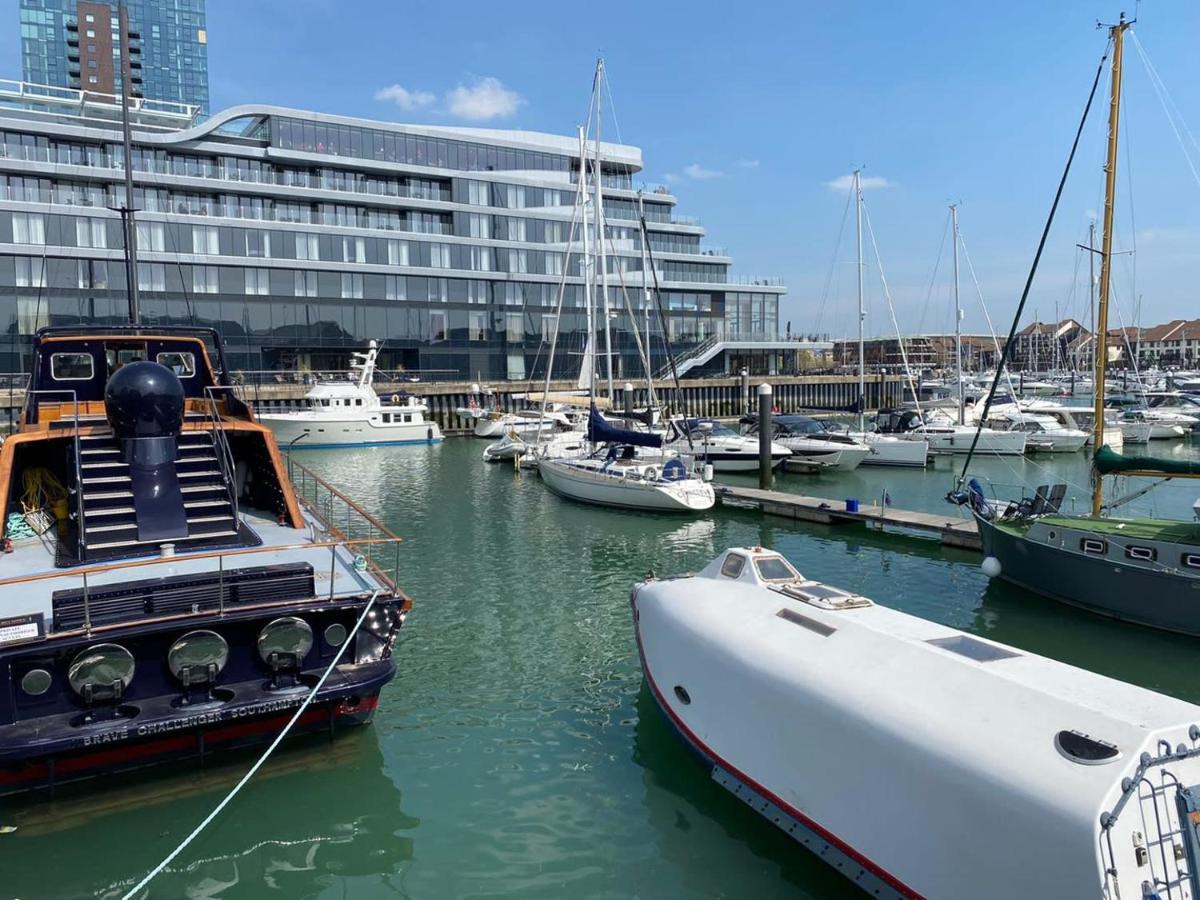 5 Star Ocean Village Marina Reconditioned Rnli Rig Life Boat سوثامبتون المظهر الخارجي الصورة